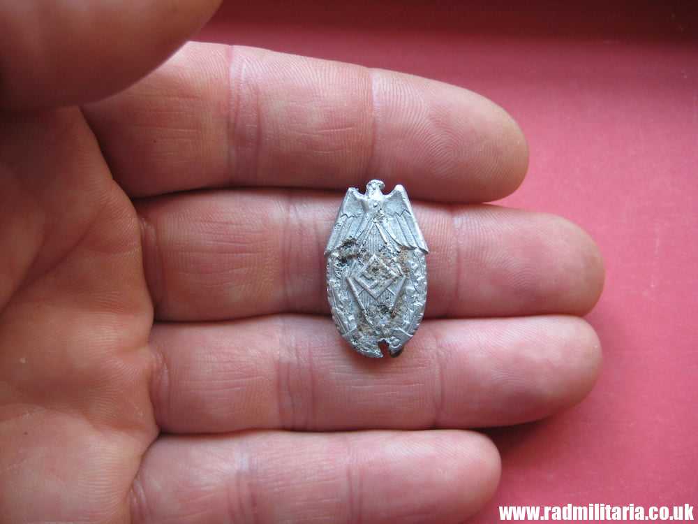 & original German HJ BADGE with date - 1938 metal detecting find. - Image 5