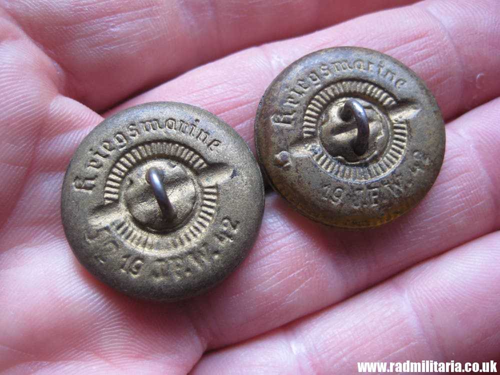 & WW2 original German KRIEGSMARINE BUTTONS - a pair made of glass, maker: J.F.W. 1942 Genuine ! - Image 2
