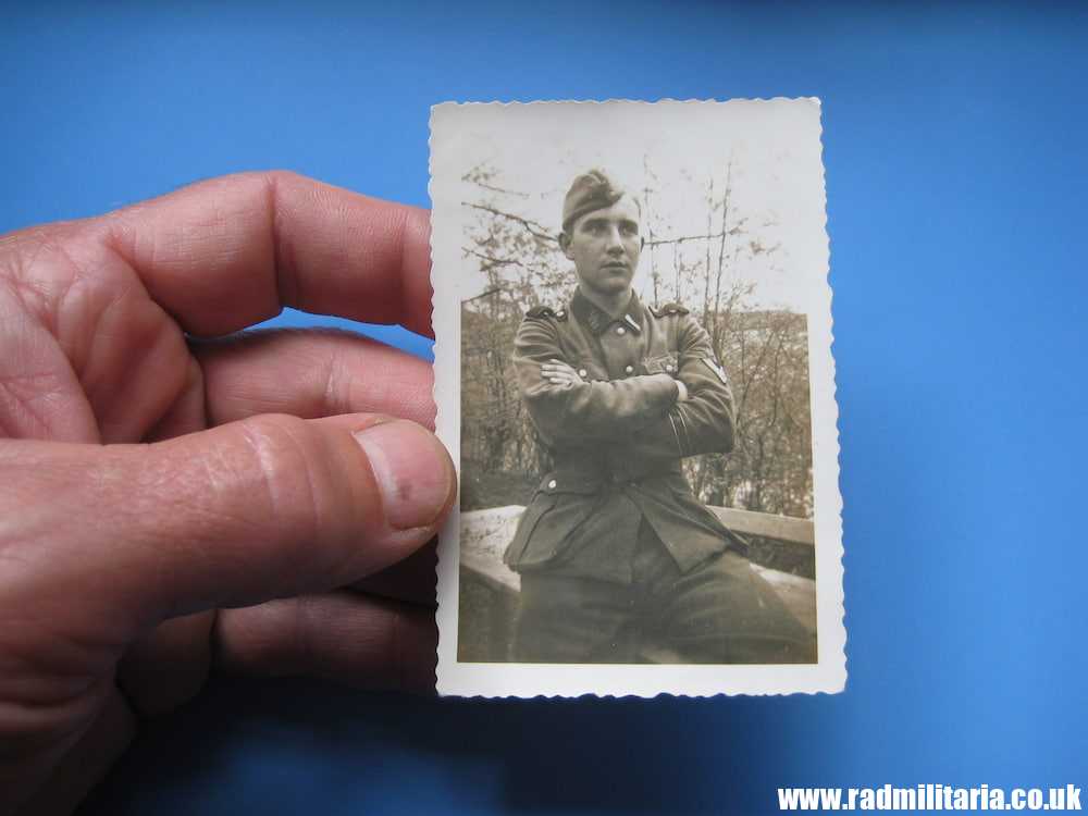 & WW2 original SS soldier PHOTO - DEUTSCHLAND, rare skull badge on the SIDE CAP.