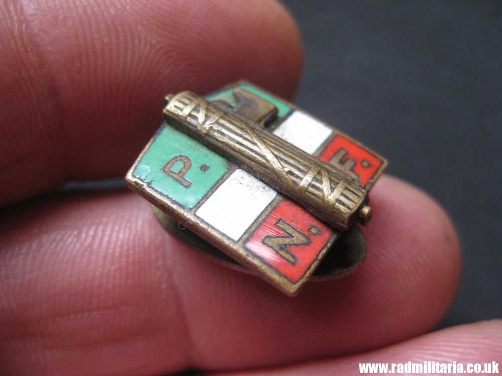 & WW2 original ITALIAN FASCIST ENAMEL BADGE - Partio Nazionale Fascista (PNF) membership badge. - Image 6