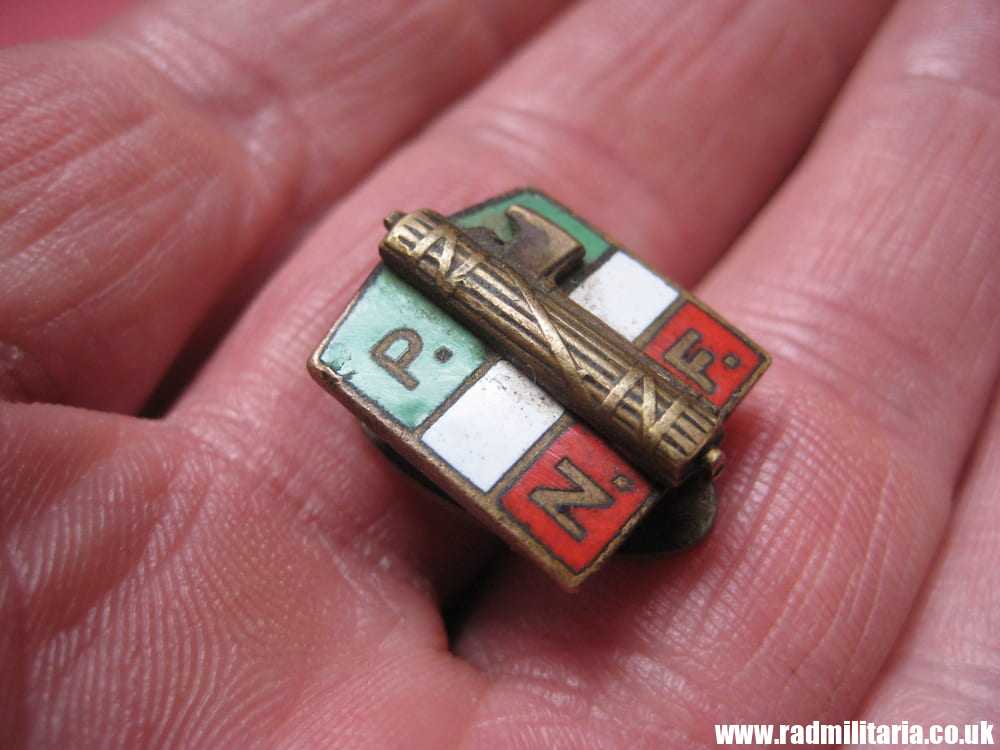 & WW2 original ITALIAN FASCIST ENAMEL BADGE - Partio Nazionale Fascista (PNF) membership badge. - Image 11