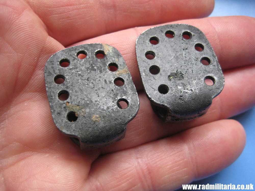 & WW2 original German Waffen SS BELT HOOK BUTTONS (TAILLENHAKEN) SET of 2 - RZM 629/41 SS, rare !! - Image 6