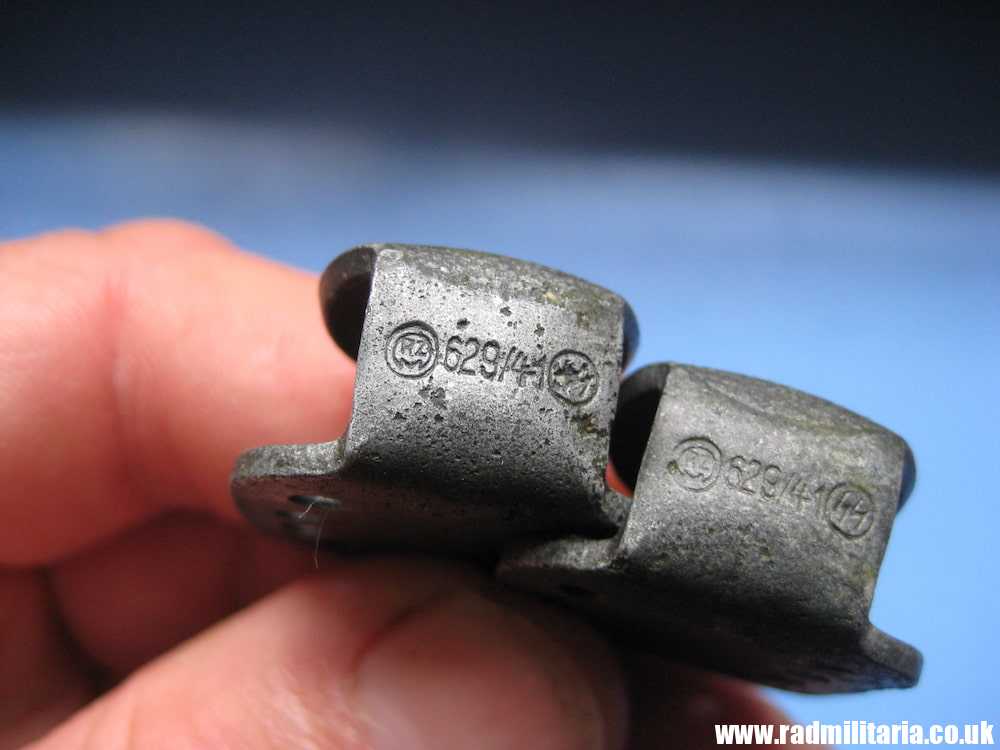 & WW2 original German Waffen SS BELT HOOK BUTTONS (TAILLENHAKEN) SET of 2 - RZM 629/41 SS, rare !! - Image 2