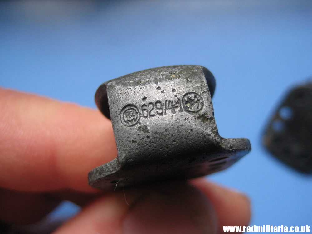 & WW2 original German Waffen SS BELT HOOK BUTTONS (TAILLENHAKEN) SET of 2 - RZM 629/41 SS, rare !! - Image 3