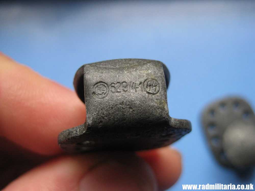 & WW2 original German Waffen SS BELT HOOK BUTTONS (TAILLENHAKEN) SET of 2 - RZM 629/41 SS, rare !! - Image 4