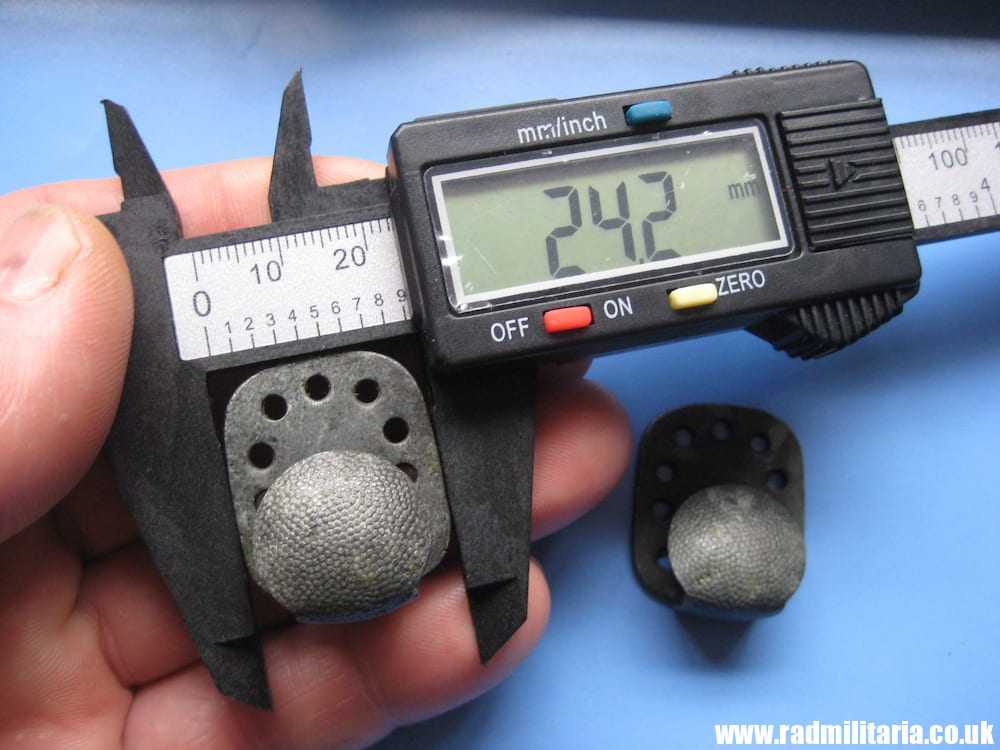 & WW2 original German Waffen SS BELT HOOK BUTTONS (TAILLENHAKEN) SET of 2 - RZM 629/41 SS, rare !! - Image 8