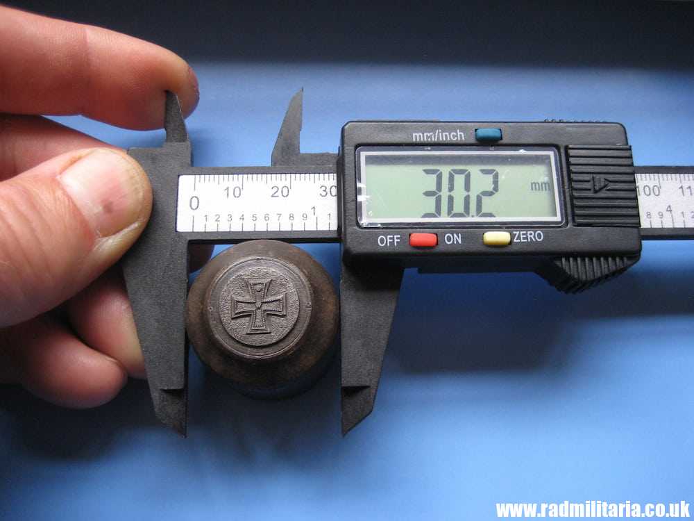 & WW1 German steel PUNCH MOULD - miniature IRON CROSS with date 1914, rare ! - Image 2