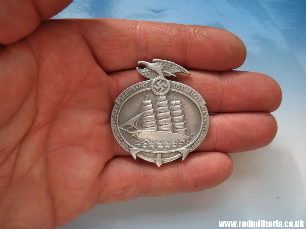 & WW2 1935 German SEEFAHRT IST NOT - MARINE - SEA DAY genuine TINNIE BADGE: Overhoff & Cie - Image 10