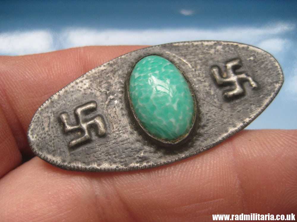 & old BROCHE with SWASTIKA and GREEN STONE, FROM 30'S