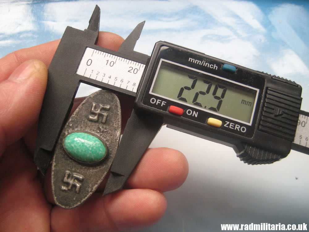 & old BROCHE with SWASTIKA and GREEN STONE, FROM 30'S - Image 7