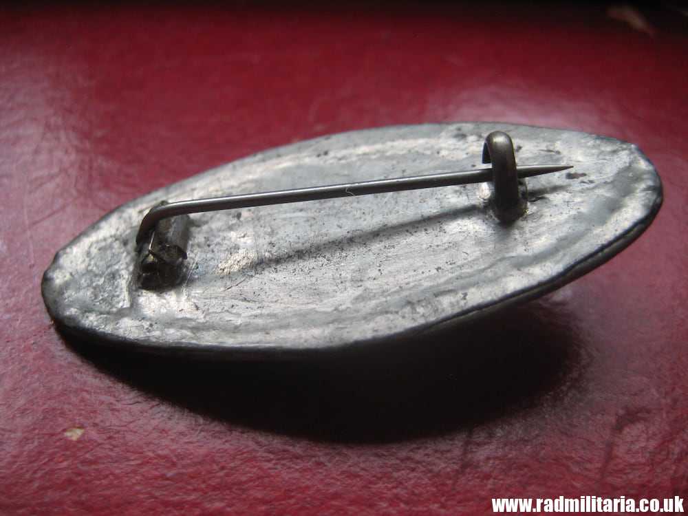 & old BROCHE with SWASTIKA and GREEN STONE, FROM 30'S - Image 5