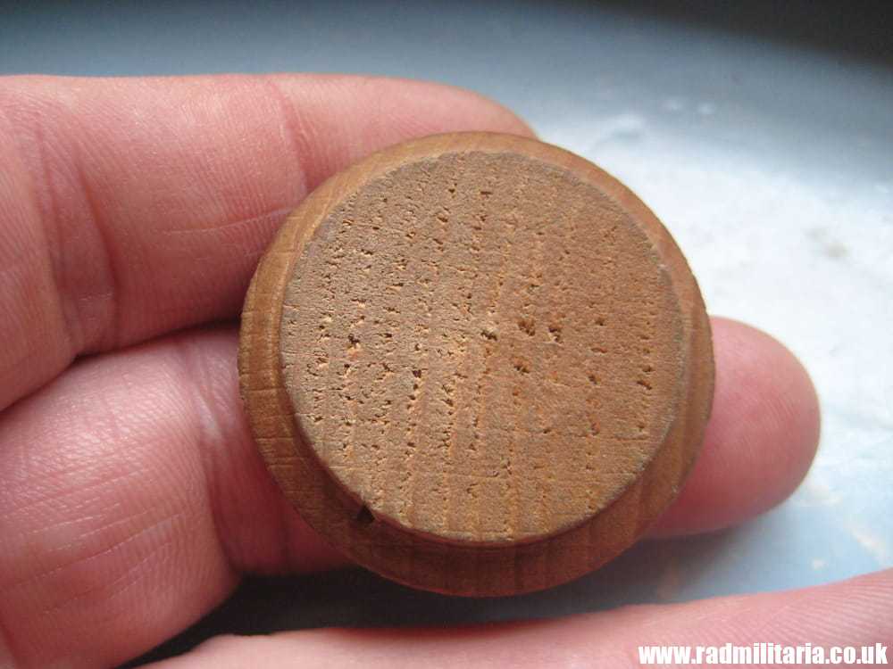 & WW2 German WOODEN BADGE - 1935 Deine Hand Dem Handwerk. - Image 3