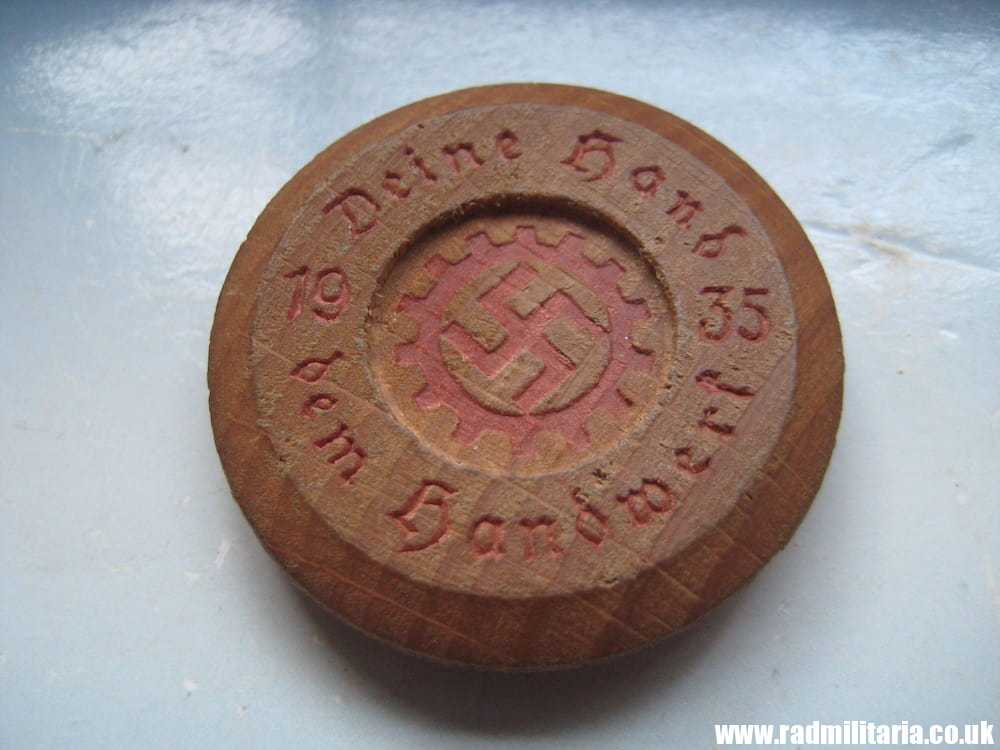 & WW2 German WOODEN BADGE - 1935 Deine Hand Dem Handwerk. - Image 4