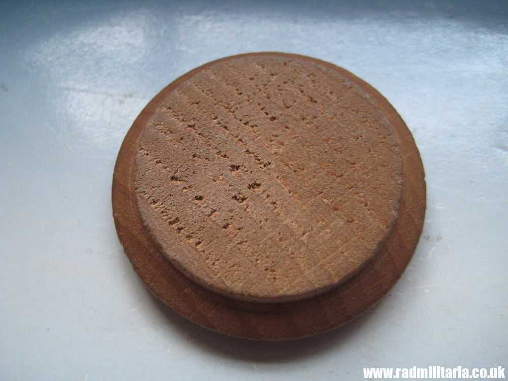 & WW2 German WOODEN BADGE - 1935 Deine Hand Dem Handwerk. - Image 5