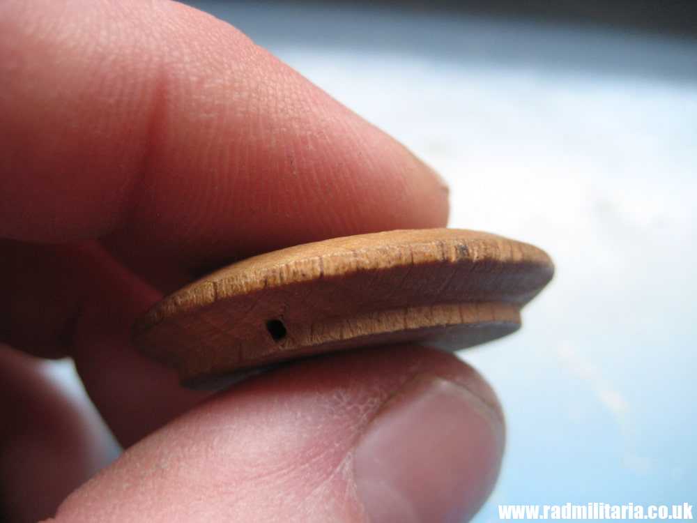 & WW2 German WOODEN BADGE - 1935 Deine Hand Dem Handwerk. - Image 6