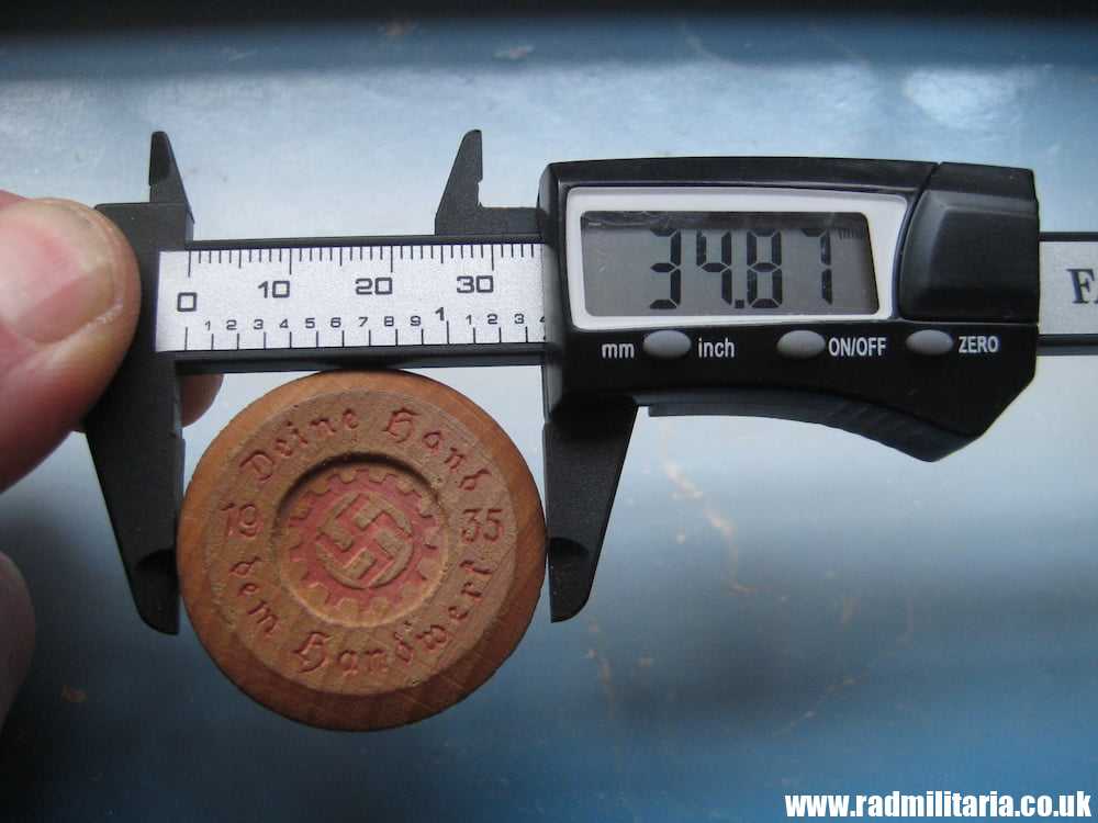 & WW2 German WOODEN BADGE - 1935 Deine Hand Dem Handwerk. - Image 7