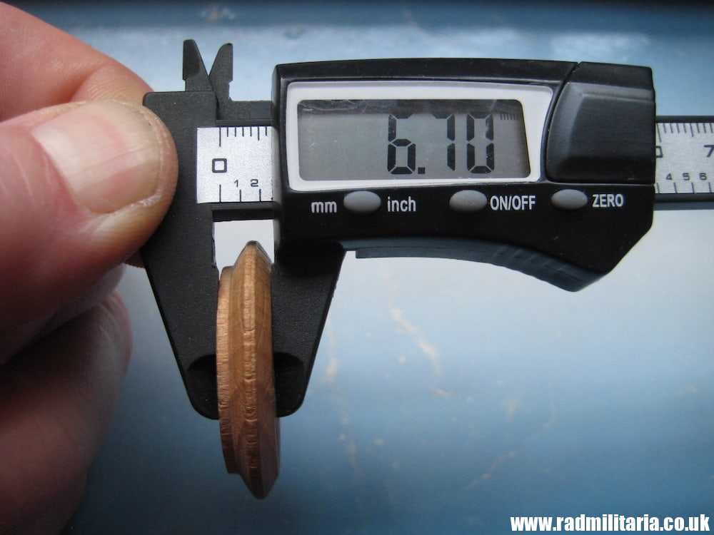 & WW2 German WOODEN BADGE - 1935 Deine Hand Dem Handwerk. - Image 8