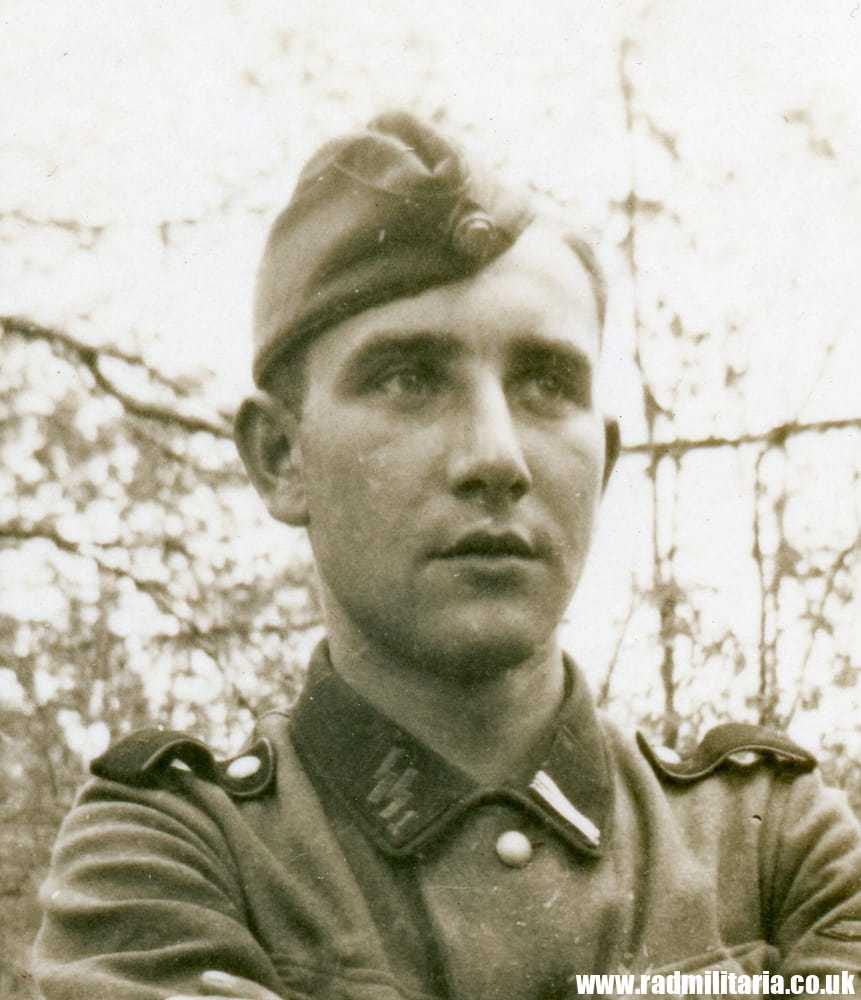 & WW2 original SS soldier PHOTO - DEUTSCHLAND, rare skull badge on the SIDE CAP. - Image 4