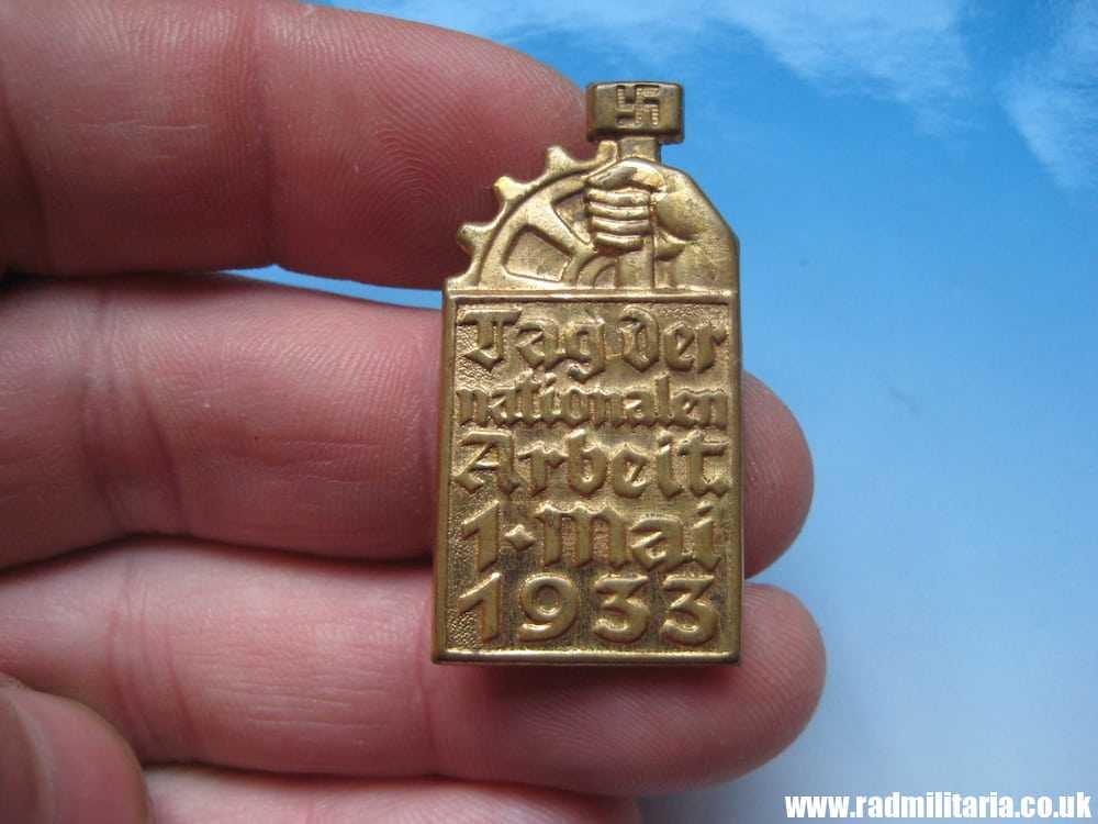 & WW2 German COMMEMORATIVE TINNIE BADGE - Tag Der Nationalen Arbeit 1 Mai 1933. - Image 2