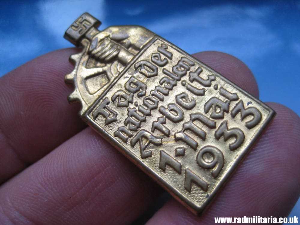 & WW2 German COMMEMORATIVE TINNIE BADGE - Tag Der Nationalen Arbeit 1 Mai 1933. - Image 3