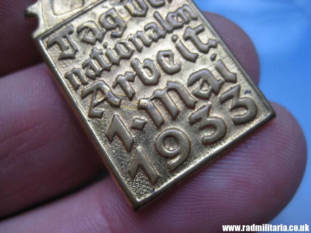 & WW2 German COMMEMORATIVE TINNIE BADGE - Tag Der Nationalen Arbeit 1 Mai 1933. - Image 4