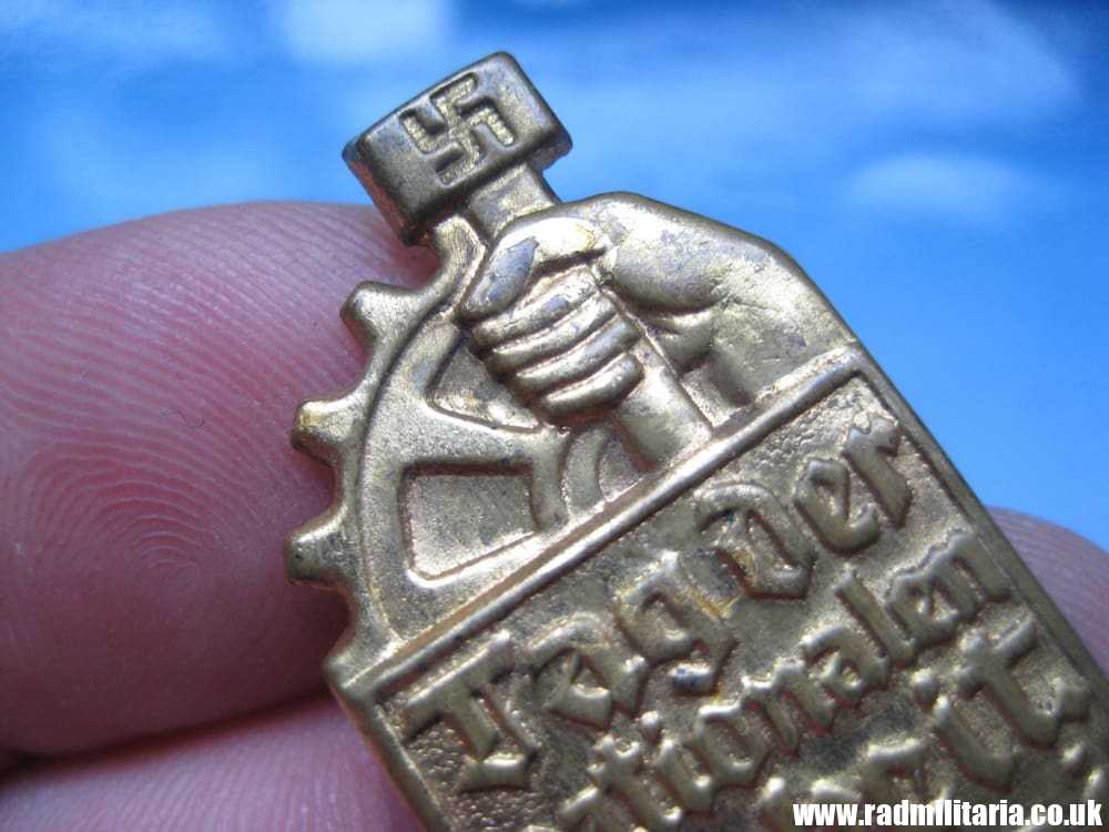 & WW2 German COMMEMORATIVE TINNIE BADGE - Tag Der Nationalen Arbeit 1 Mai 1933. - Image 5