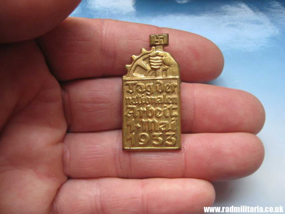 & WW2 German COMMEMORATIVE TINNIE BADGE - Tag Der Nationalen Arbeit 1 Mai 1933. - Image 6