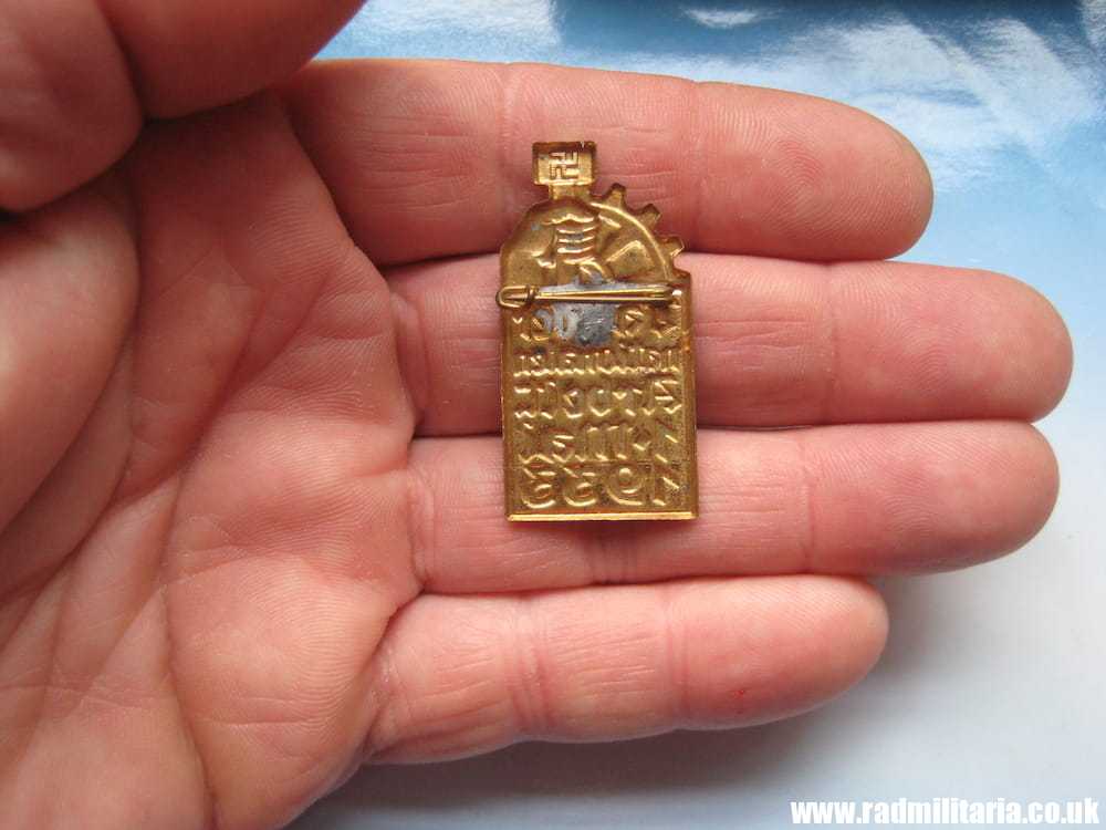 & WW2 German COMMEMORATIVE TINNIE BADGE - Tag Der Nationalen Arbeit 1 Mai 1933. - Image 7
