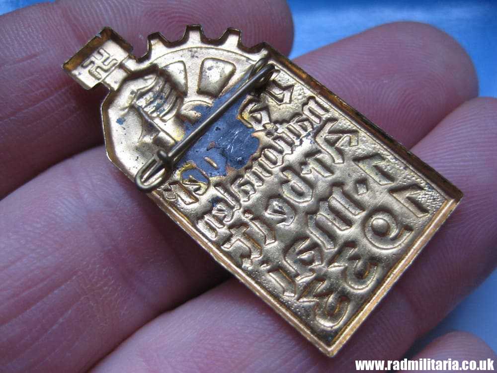 & WW2 German COMMEMORATIVE TINNIE BADGE - Tag Der Nationalen Arbeit 1 Mai 1933. - Image 8
