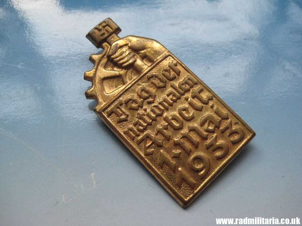 & WW2 German COMMEMORATIVE TINNIE BADGE - Tag Der Nationalen Arbeit 1 Mai 1933.
