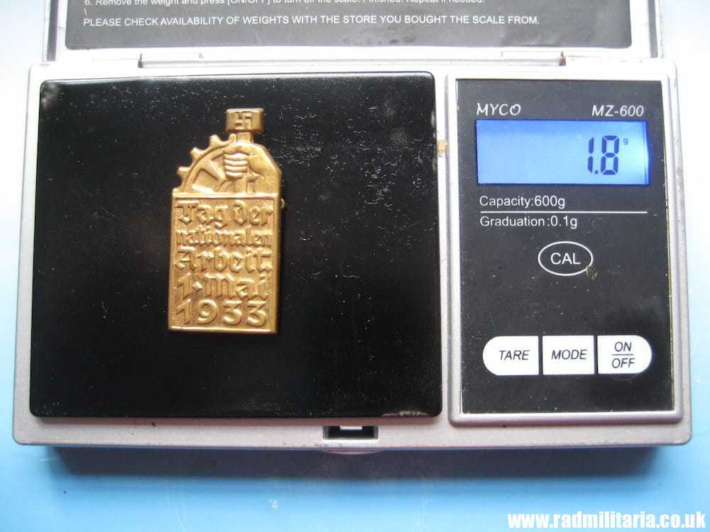 & WW2 German COMMEMORATIVE TINNIE BADGE - Tag Der Nationalen Arbeit 1 Mai 1933. - Image 12