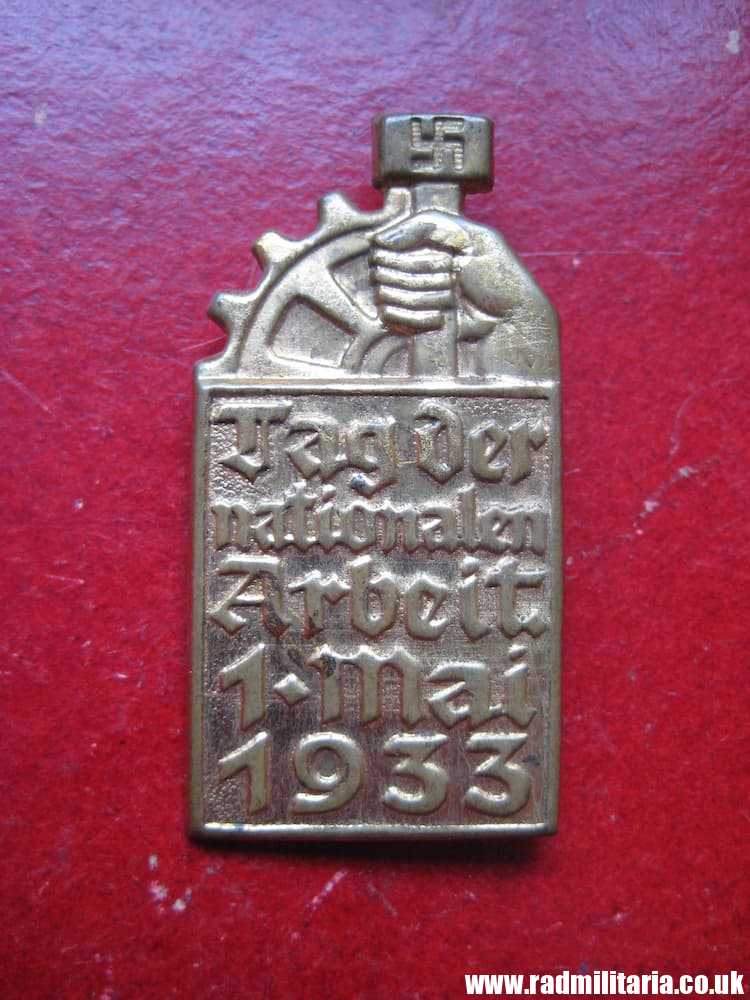 & WW2 German COMMEMORATIVE TINNIE BADGE - Tag Der Nationalen Arbeit 1 Mai 1933. - Image 13