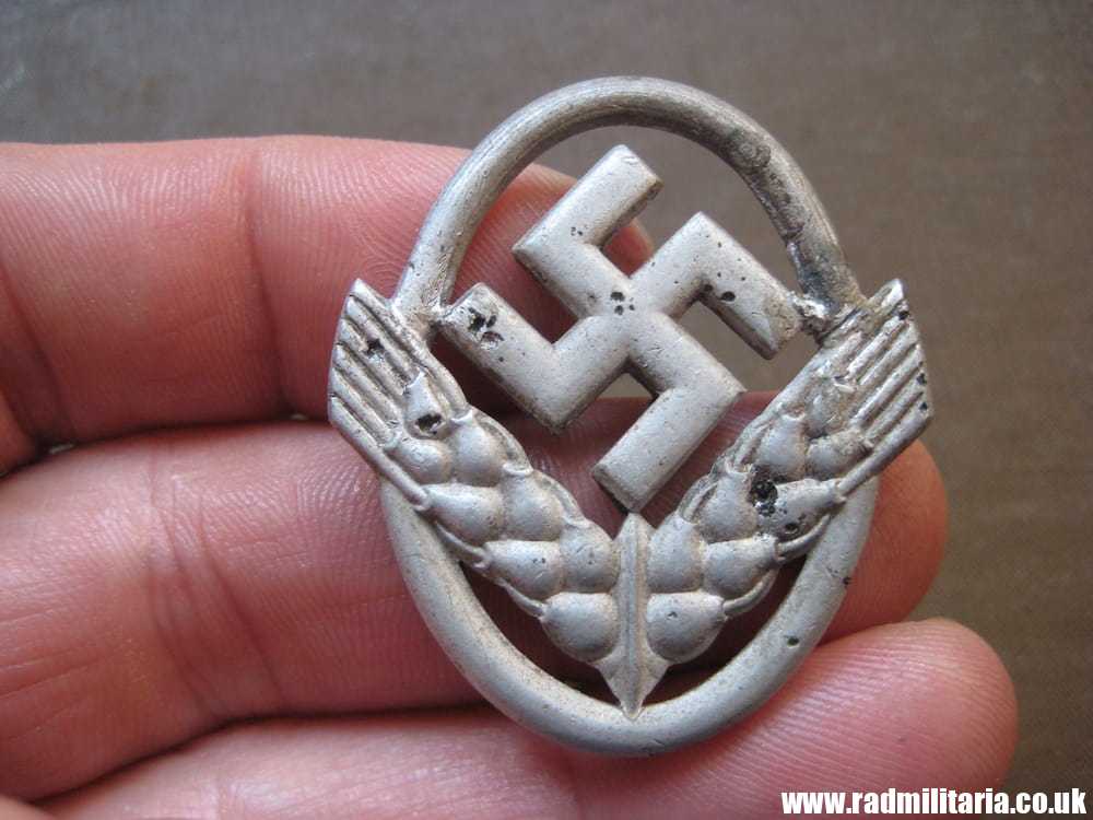 & ORIGINAL German RAD CAP BADGE for women, no maker marks, metal detecting find. - Image 2