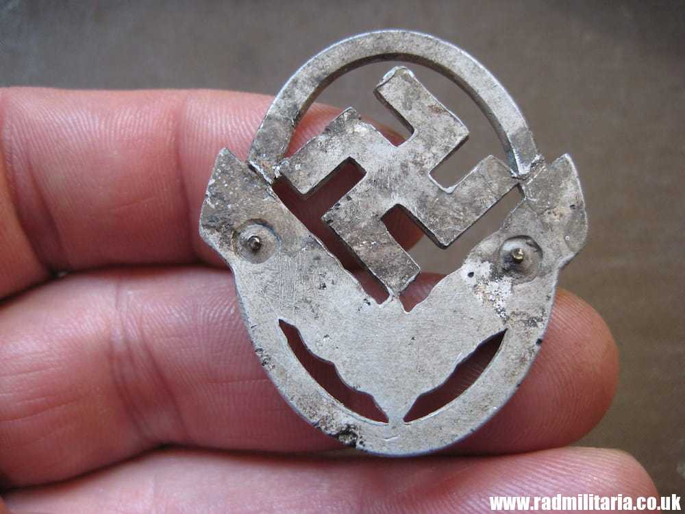 & ORIGINAL German RAD CAP BADGE for women, no maker marks, metal detecting find. - Image 3