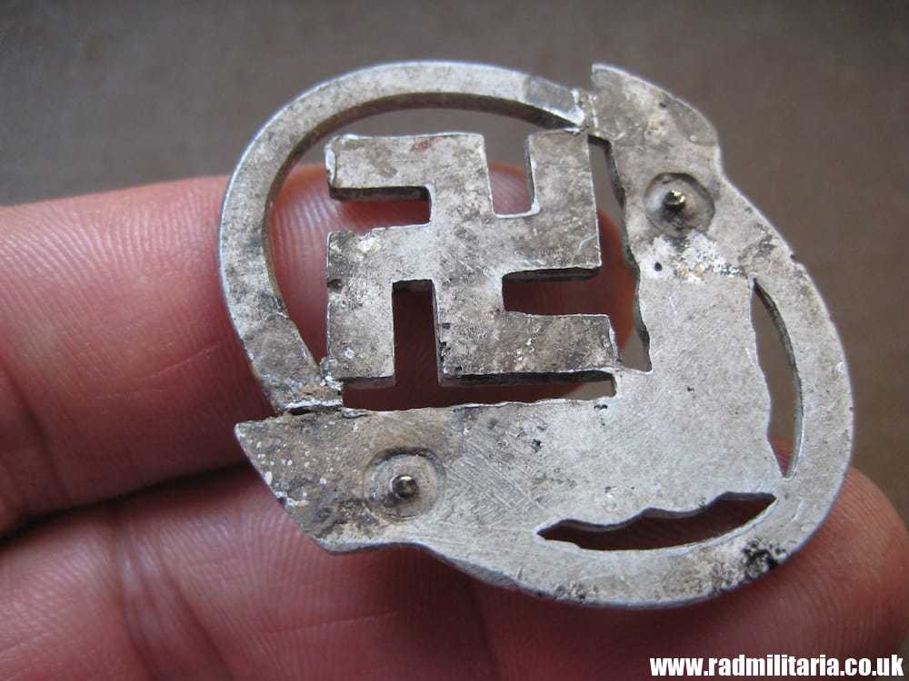 & ORIGINAL German RAD CAP BADGE for women, no maker marks, metal detecting find. - Image 4