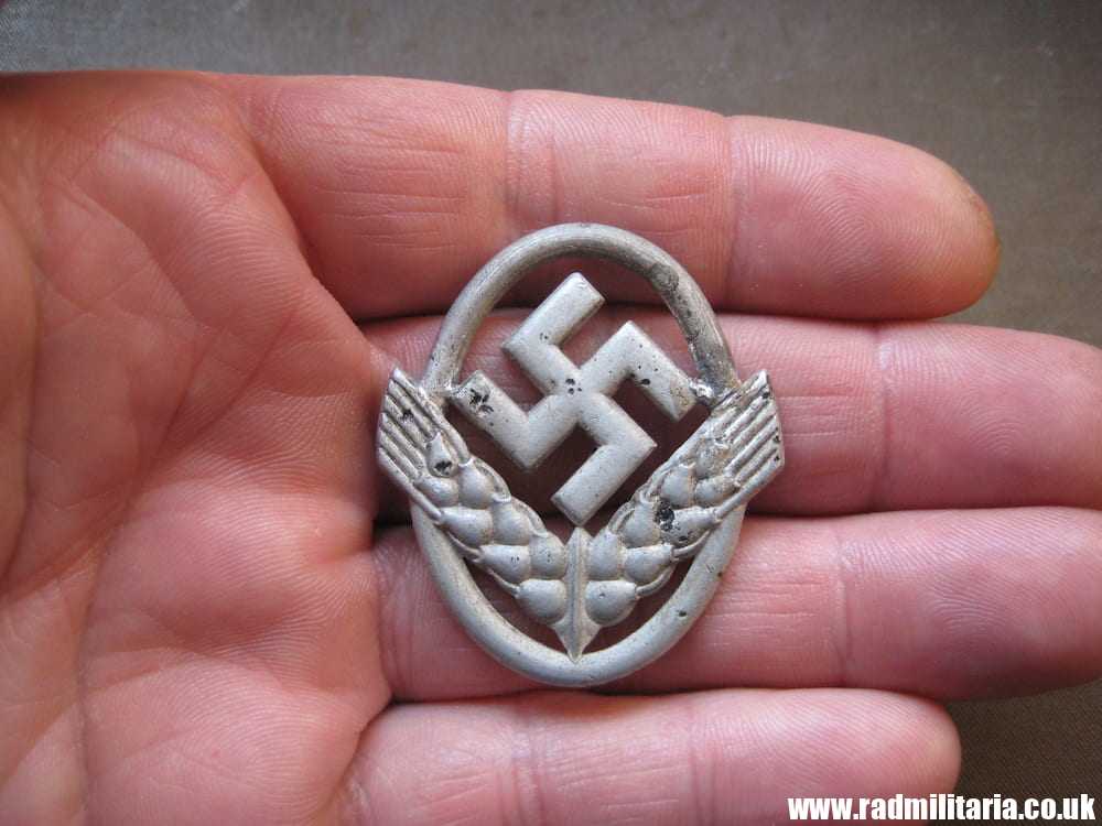 & ORIGINAL German RAD CAP BADGE for women, no maker marks, metal detecting find. - Image 5