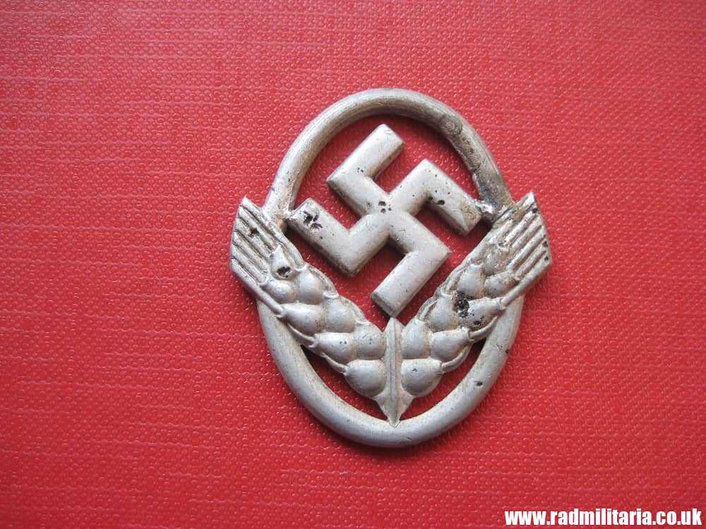 & ORIGINAL German RAD CAP BADGE for women, no maker marks, metal detecting find. - Image 10