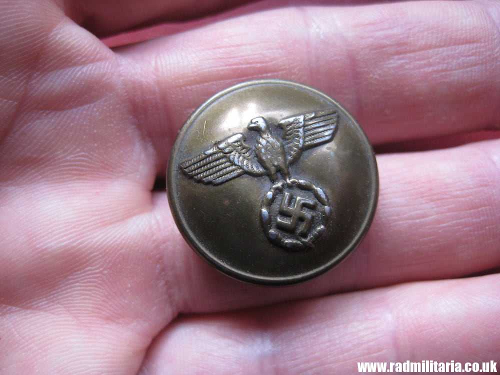 & WW2 original German BUTTON with EAGLE - bronze plated steel, maker: "BESONDERS HALTBAR".