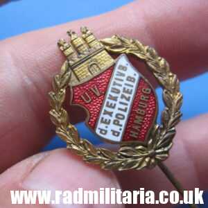 & WW2? good quality GERMAN ENAMEL BADGE - U.V. D. EXEKUTIVB. D. POLIZEIB. HAMBURG. perfect condition.