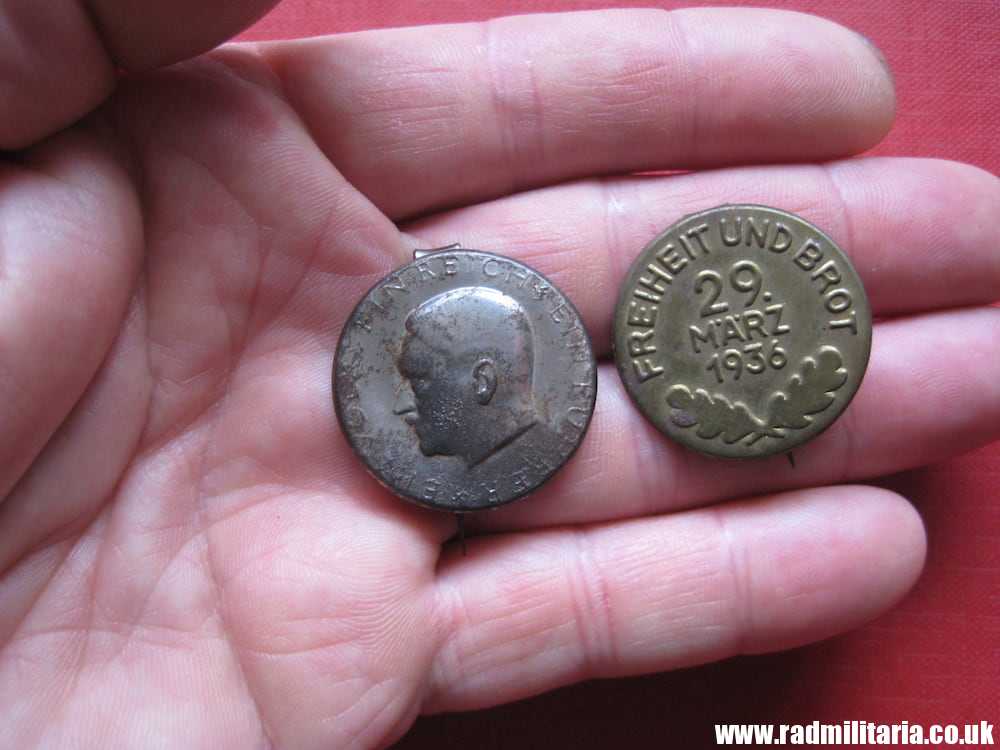 & SET OF 2 original German TINNIE BADGES: EIN VOLK, EIN REICH, EIN FUHRER and 29 MARZ 1936. - Image 2