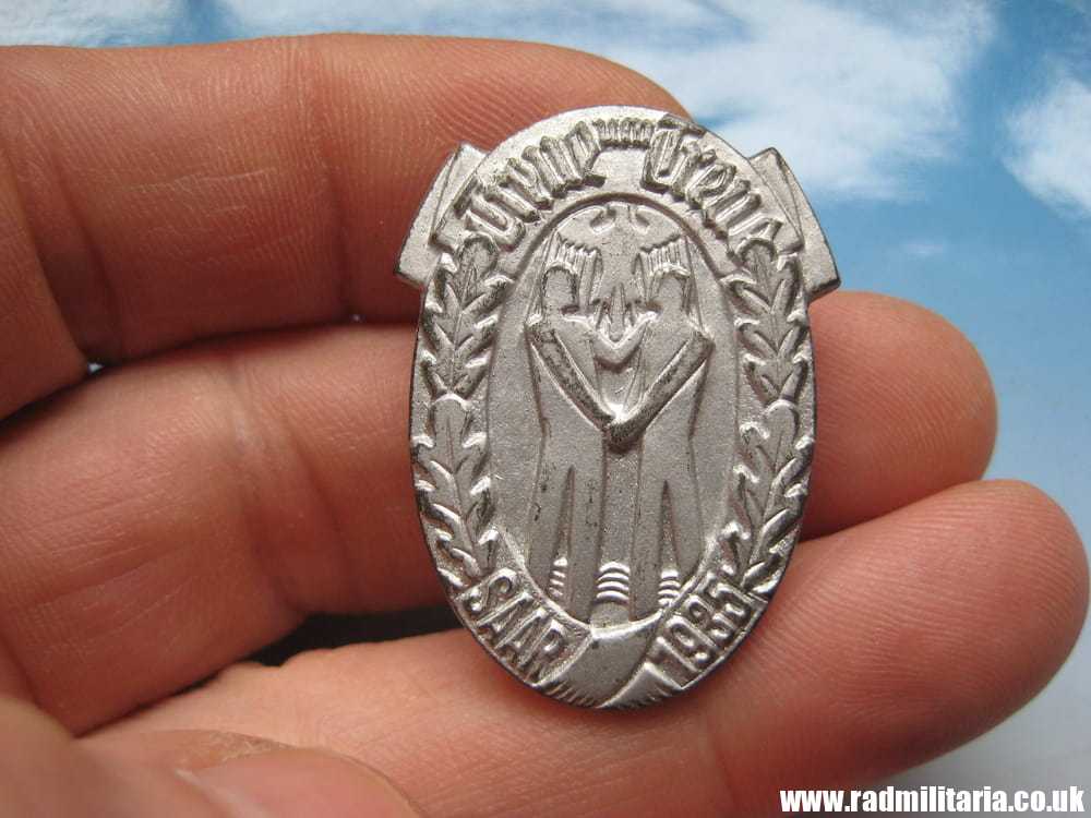 & genuine PRE-WW2 German tinnie BADGE: TREUE UM TREUE SAAR 1935. Original !!
