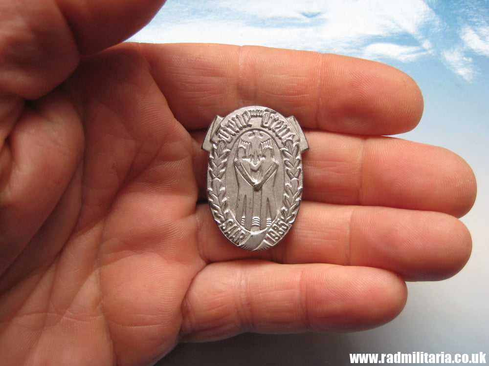 & genuine PRE-WW2 German tinnie BADGE: TREUE UM TREUE SAAR 1935. Original !! - Image 6