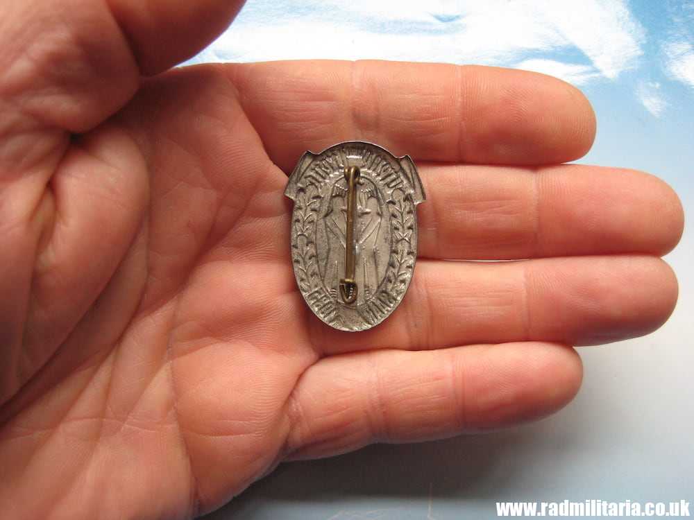 & genuine PRE-WW2 German tinnie BADGE: TREUE UM TREUE SAAR 1935. Original !! - Image 7