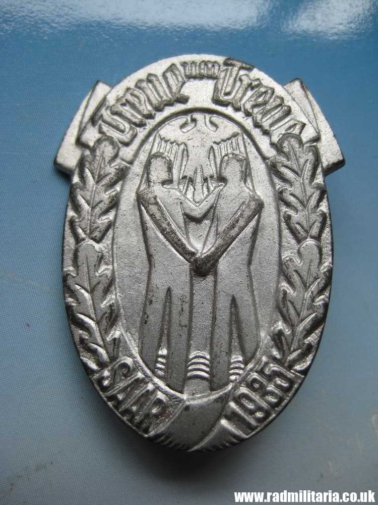 & genuine PRE-WW2 German tinnie BADGE: TREUE UM TREUE SAAR 1935. Original !! - Image 2