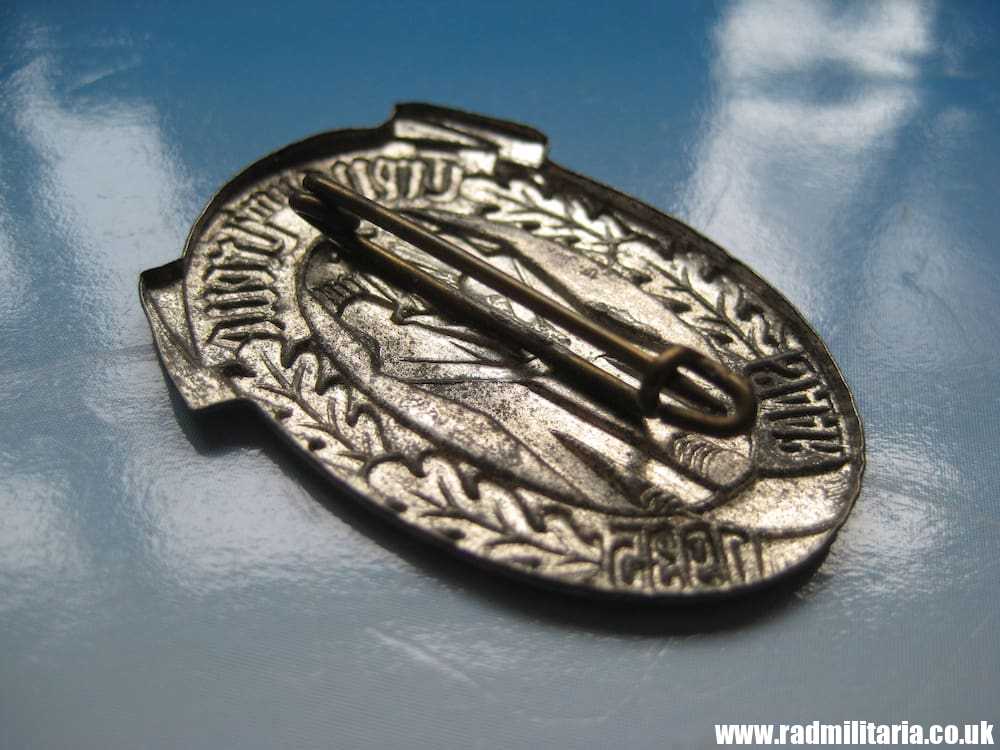 & genuine PRE-WW2 German tinnie BADGE: TREUE UM TREUE SAAR 1935. Original !! - Image 3
