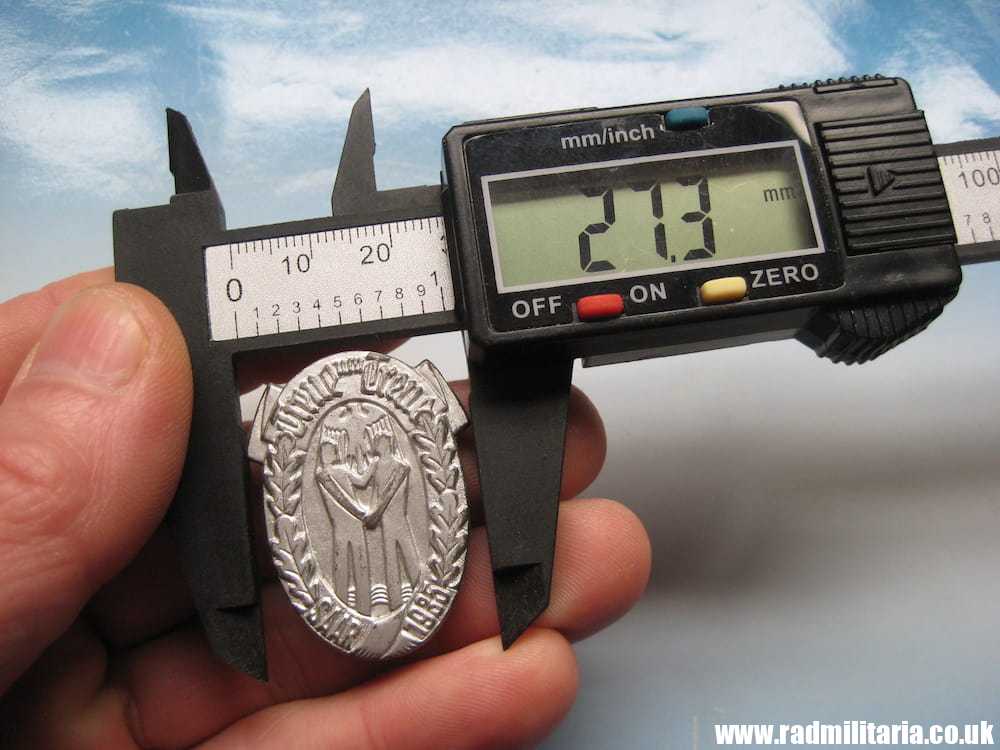 & genuine PRE-WW2 German tinnie BADGE: TREUE UM TREUE SAAR 1935. Original !! - Image 4