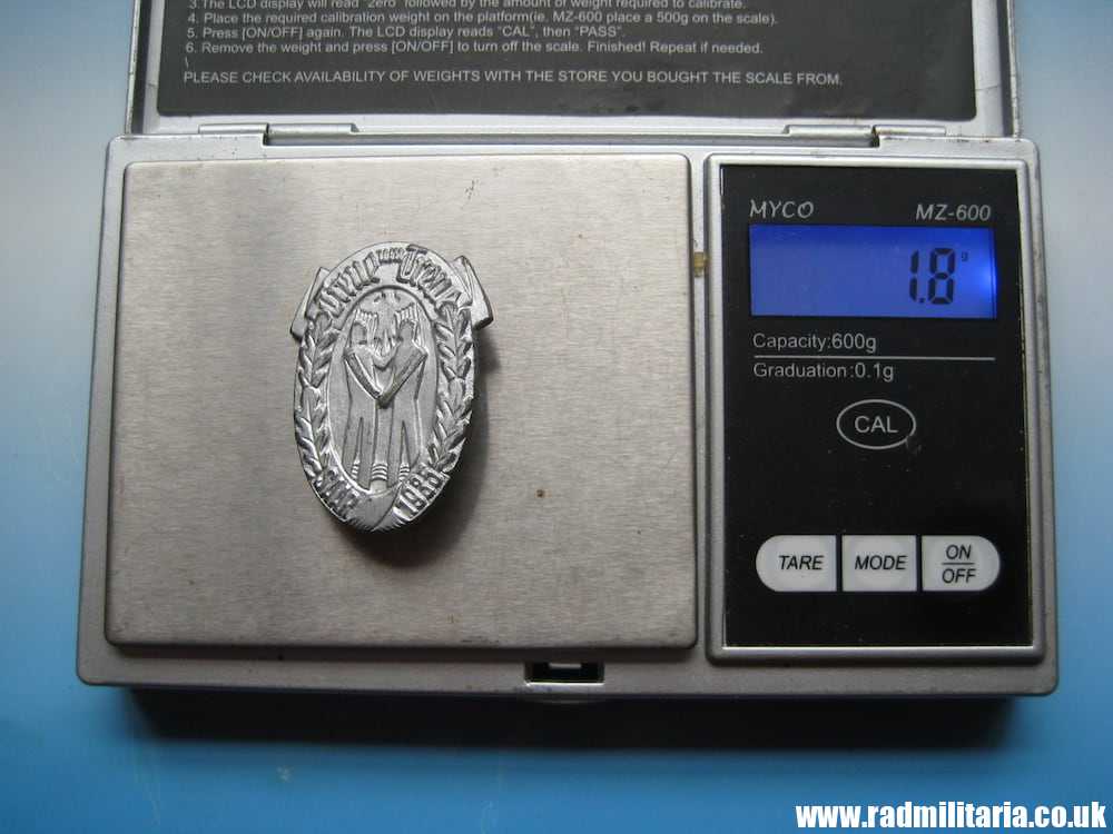 & genuine PRE-WW2 German tinnie BADGE: TREUE UM TREUE SAAR 1935. Original !! - Image 5