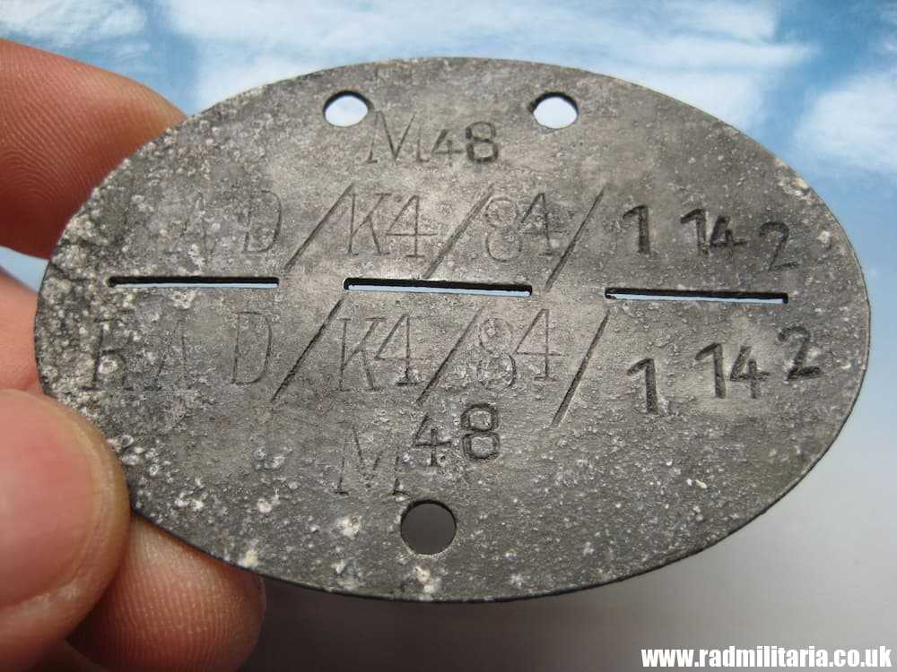 & WW2 original German DOG TAG - ID DISC from metal detecting: M48 RAD/K4/84/1142. - Image 2