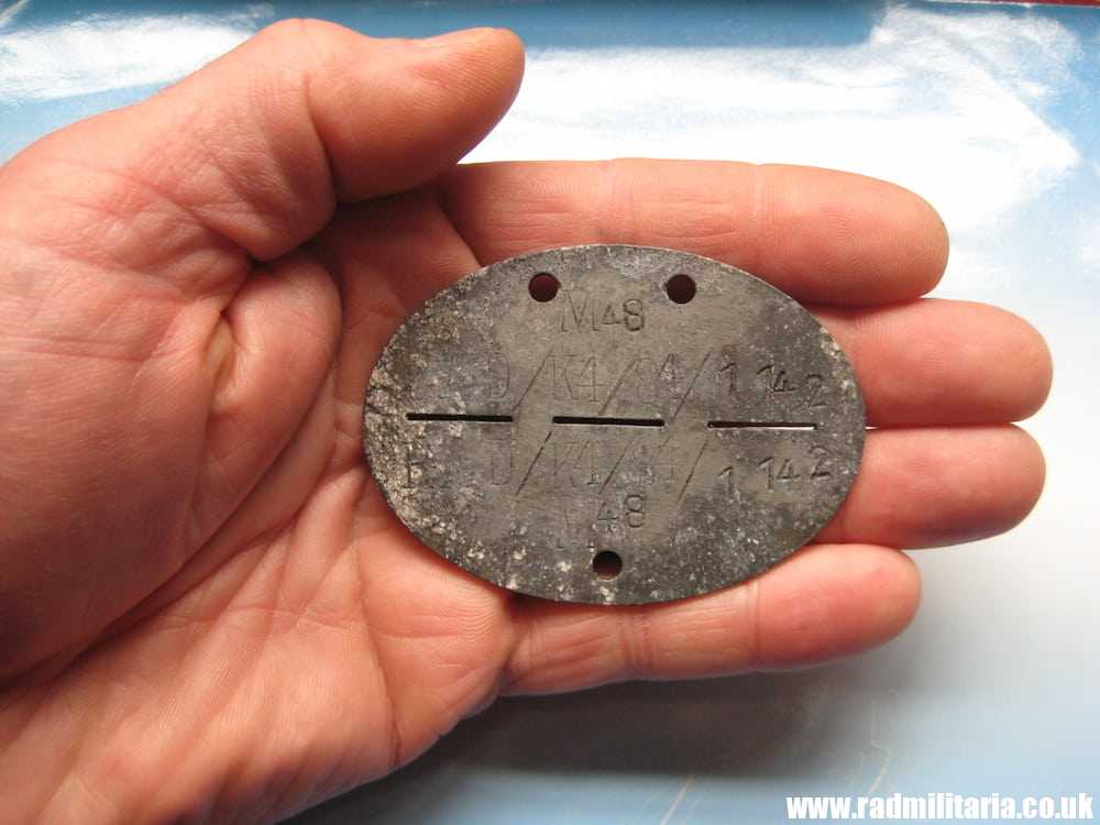 & WW2 original German DOG TAG - ID DISC from metal detecting: M48 RAD/K4/84/1142. - Image 7