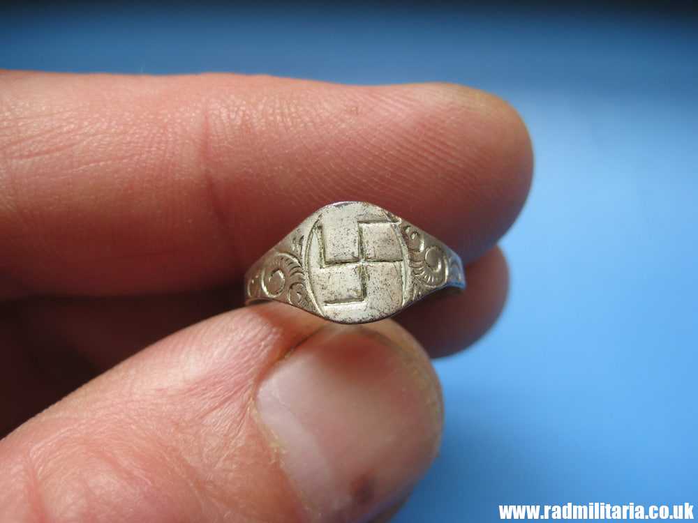 & WW2 German propaganda RING FOR CHILDREN with swastika - Scarce !